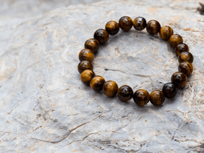 Heilsteine-Armband mit Rosenquarz – eleganter Edelstein-Schmuck für Frauen, liebevoll gefertigt in der Schweiz.