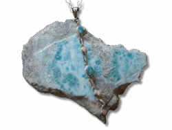 Larimar Heilsteine hat eine beruhigende Wirkung und hilft, Stress und Bluthochdruck zu reduzieren.