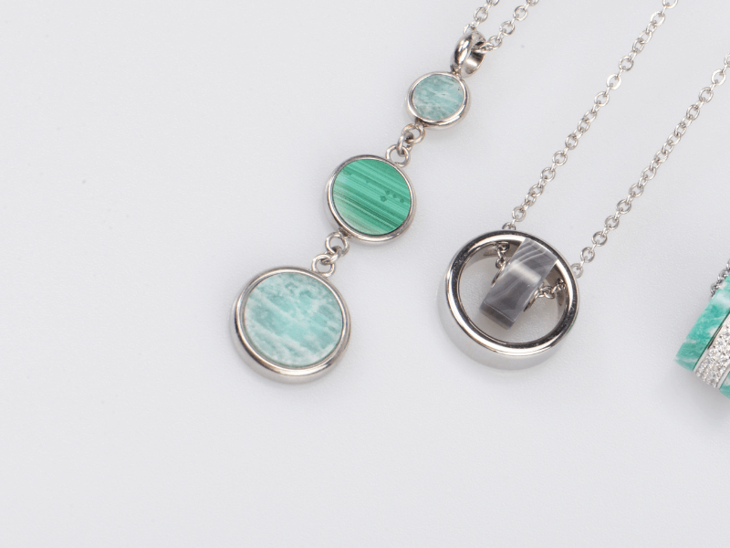 Natürliche Edelsteine in einem schönen Halsketten Set, das verschiedene Farben und Designs bietet.