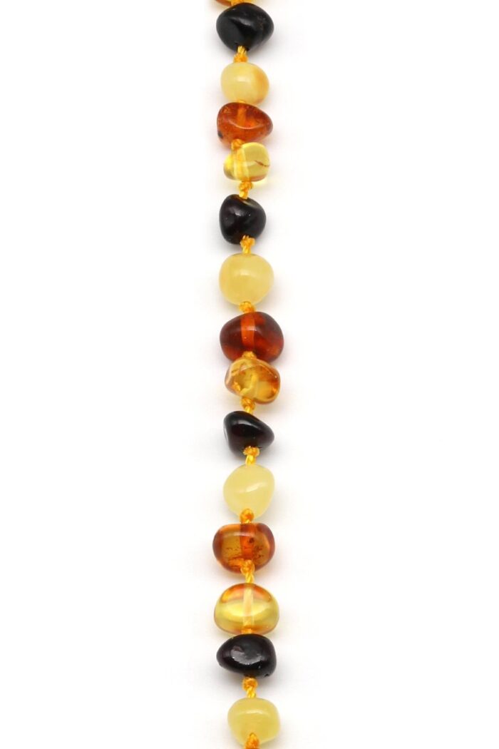 Détail du fermoir et des perles naturelles du bracelet bébé