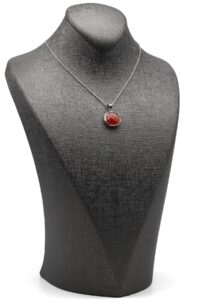 Vue en angle du collier en agate indienne facettée