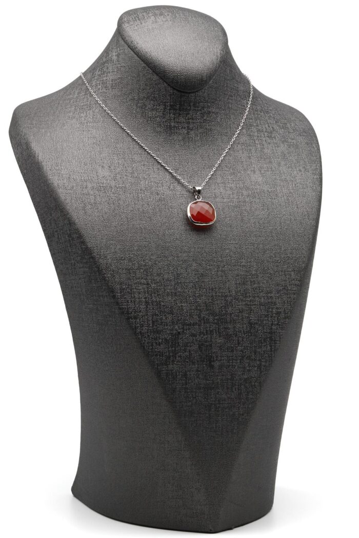 Vue en angle du collier en agate indienne facettée