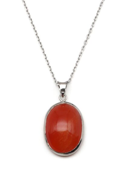 Collier avec pierre d’agate ovale vu en perspective