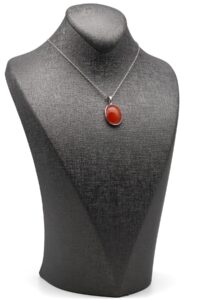 Collier avec pierre d’agate ovale vu en perspective