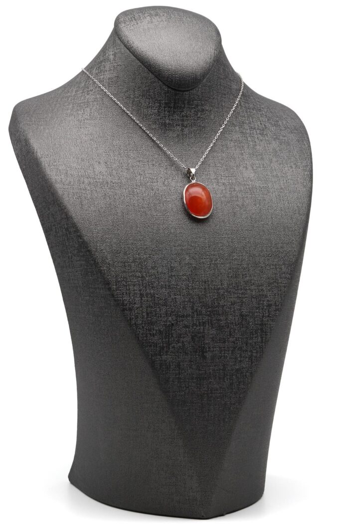 Collier avec pierre d’agate ovale vu en perspective