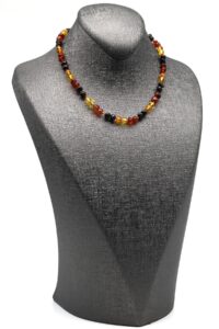 Détail des perles d’ambre naturel – collier bébé 32 cm