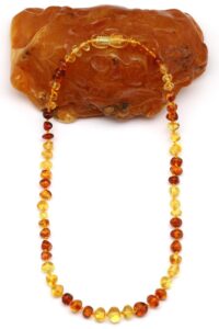 Présentation frontale du collier bébé ambre naturel pour poussée dentaire