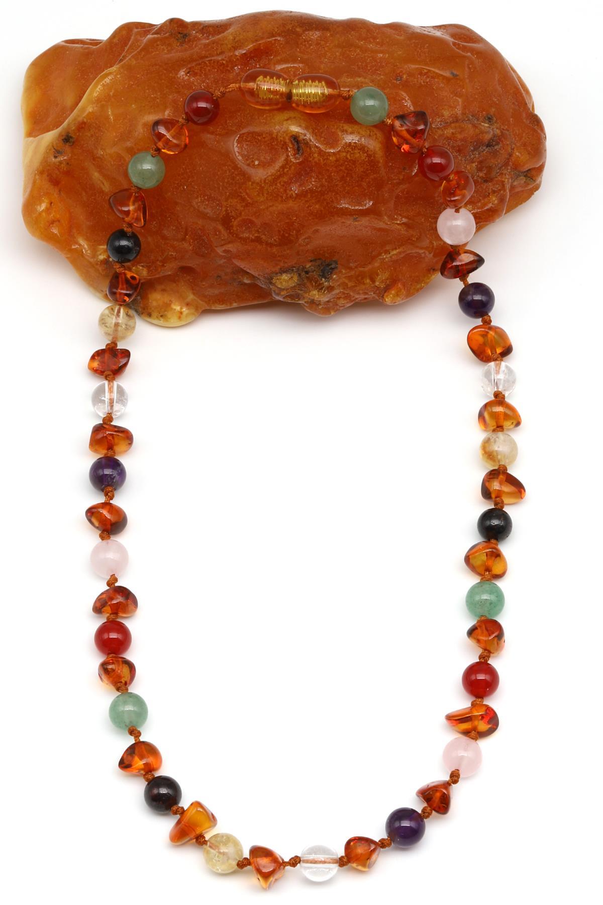 Vue frontale du collier ambre et pierres chakras bébé/enfant – modèle 2 – 33 cm