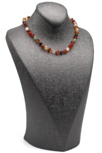 Détail du collier bébé avec ambre et chakra – version 2 – 33 cm