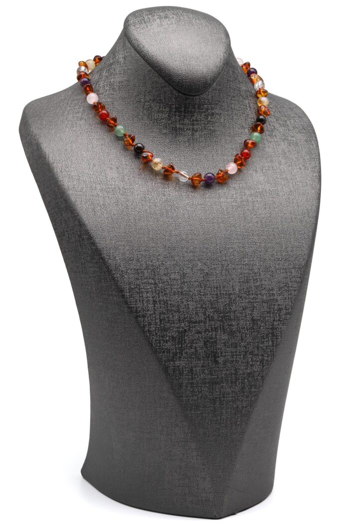Détail du collier bébé avec ambre et chakra – version 2 – 33 cm