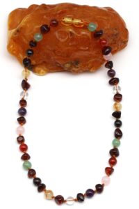 Collier bébé/enfant ambre et chakras – photo avant – 33 cm – modèle 3
