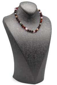 Gros plan sur les pierres naturelles chakra et ambre – collier enfant – 33 cm