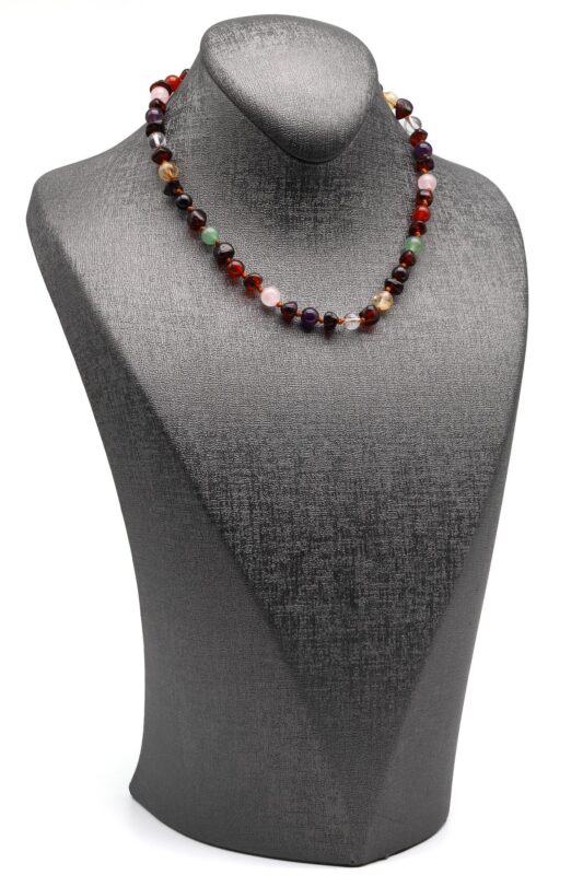 Gros plan sur les pierres naturelles chakra et ambre – collier enfant – 33 cm