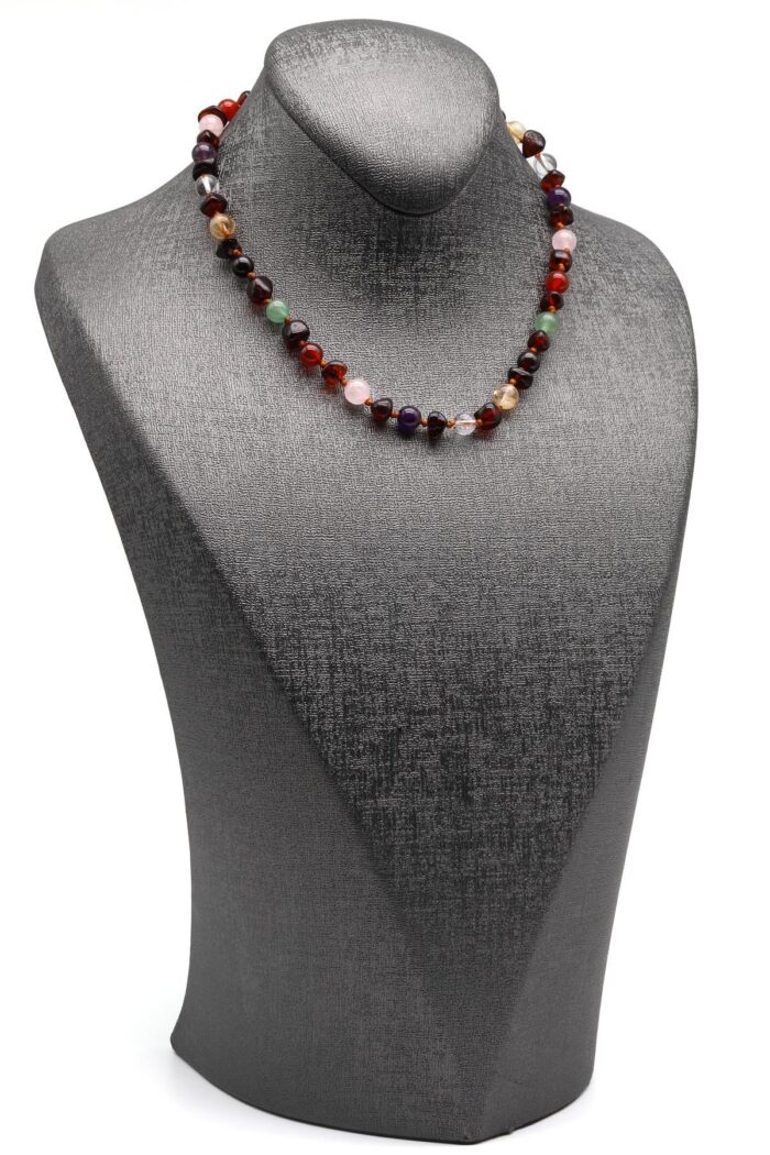 Gros plan sur les pierres naturelles chakra et ambre – collier enfant – 33 cm