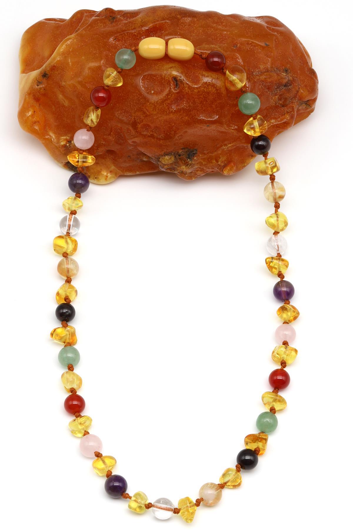 Vue avant du collier en ambre et pierres chakras pour bébé ou enfant – 33 cm