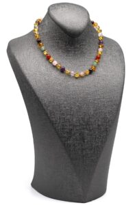 Détail des pierres chakras et perles d’ambre naturel – collier bébé/enfant 33 cm
