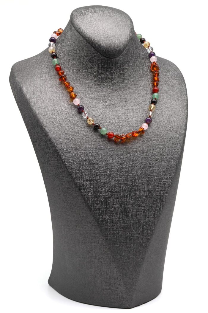 Détail du collier bébé avec ambre et chakra – version 2 – 35 cm