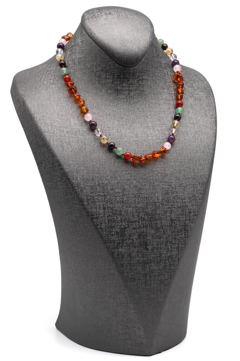 Détail du collier bébé avec ambre et chakra – version 2 – 35 cm