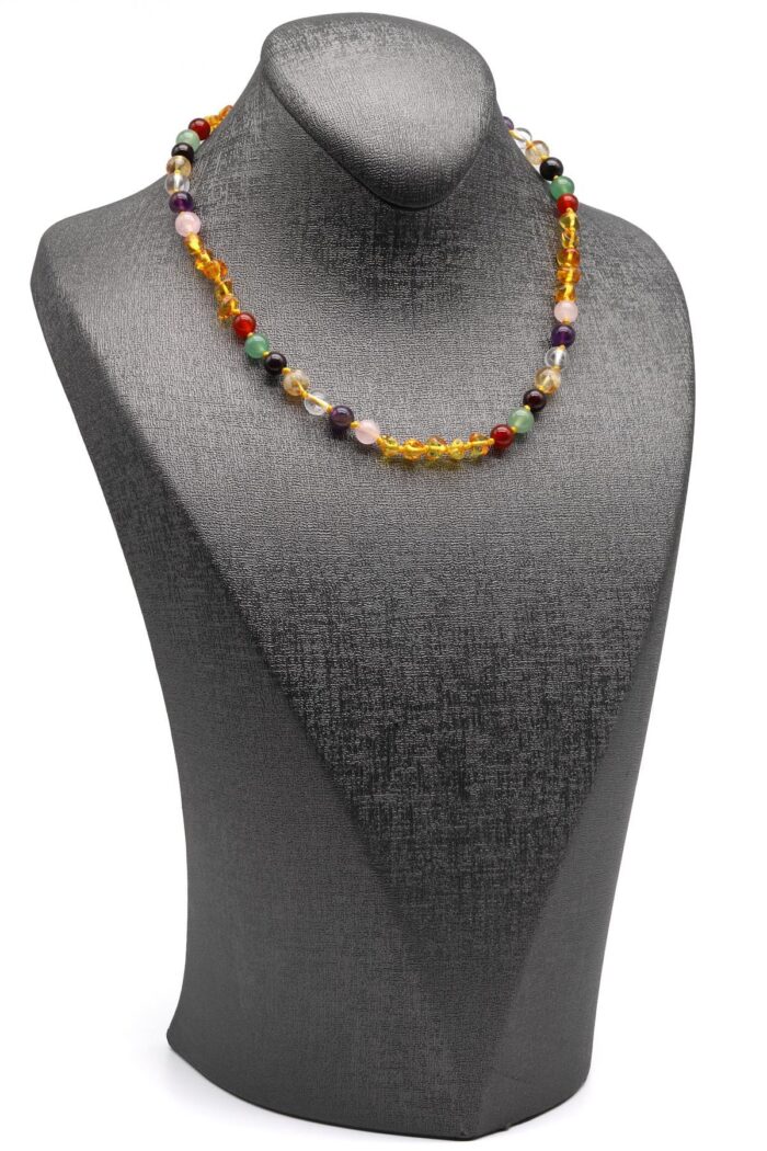 Gros plan sur les pierres naturelles chakra et ambre – collier enfant – 35 cm