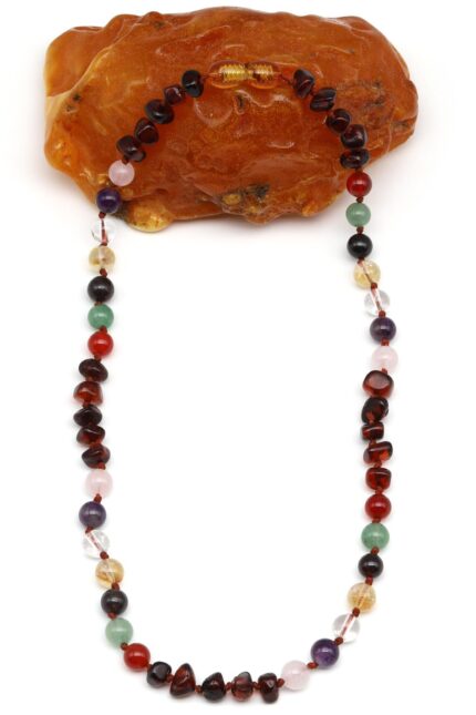 Vue avant du collier en ambre et pierres chakras pour bébé ou enfant – 35 cm