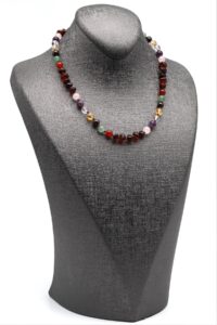 Détail des pierres chakras et perles d’ambre naturel – collier bébé/enfant 35 cm