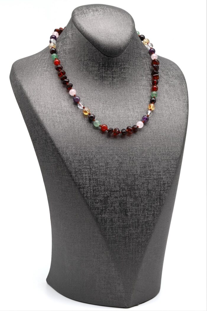 Détail des pierres chakras et perles d’ambre naturel – collier bébé/enfant 35 cm
