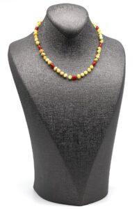 Détail des perles d’ambre naturel et d’agate – collier bébé 34 cm pour poussée dentaire