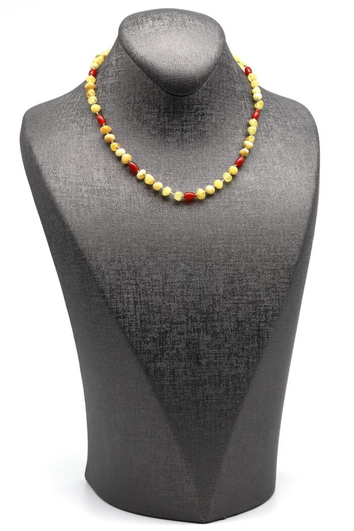 Détail des perles d’ambre naturel et d’agate – collier bébé 34 cm pour poussée dentaire