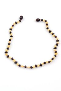 Gros plan sur les perles d’ambre, longueur 30 cm.