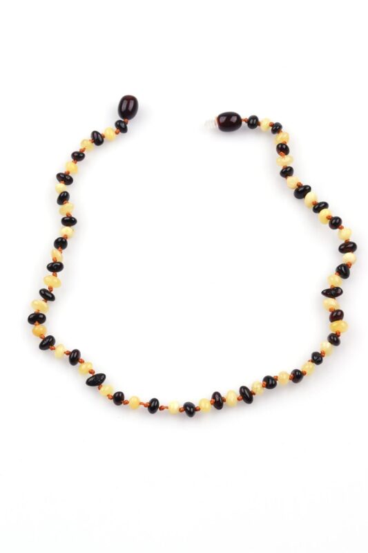Gros plan sur les perles d’ambre, longueur 30 cm.