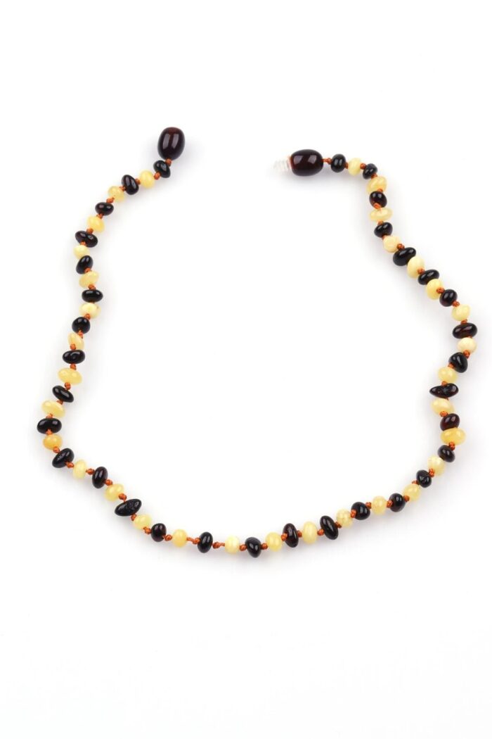Gros plan sur les perles d’ambre, longueur 30 cm.