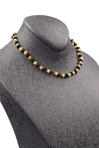 Gros plan sur les perles d’ambre, longueur 30 cm.