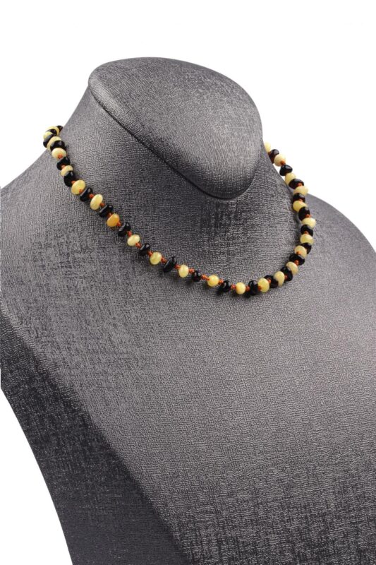 Détail des perles en ambre goutte sur le collier.