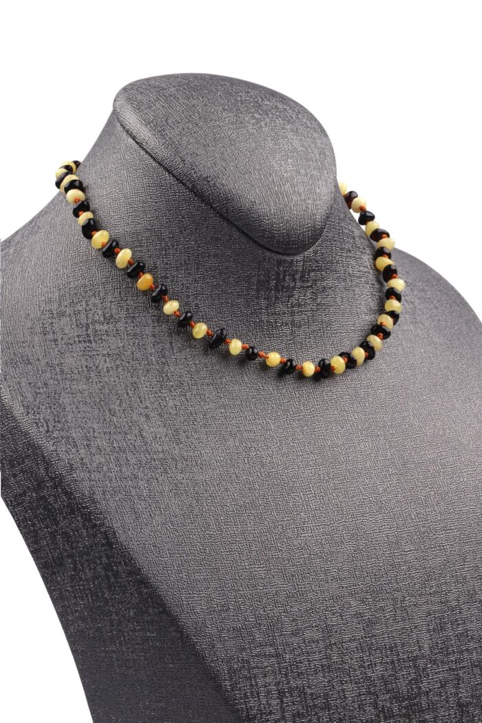 Gros plan sur les perles d’ambre, longueur 30 cm.
