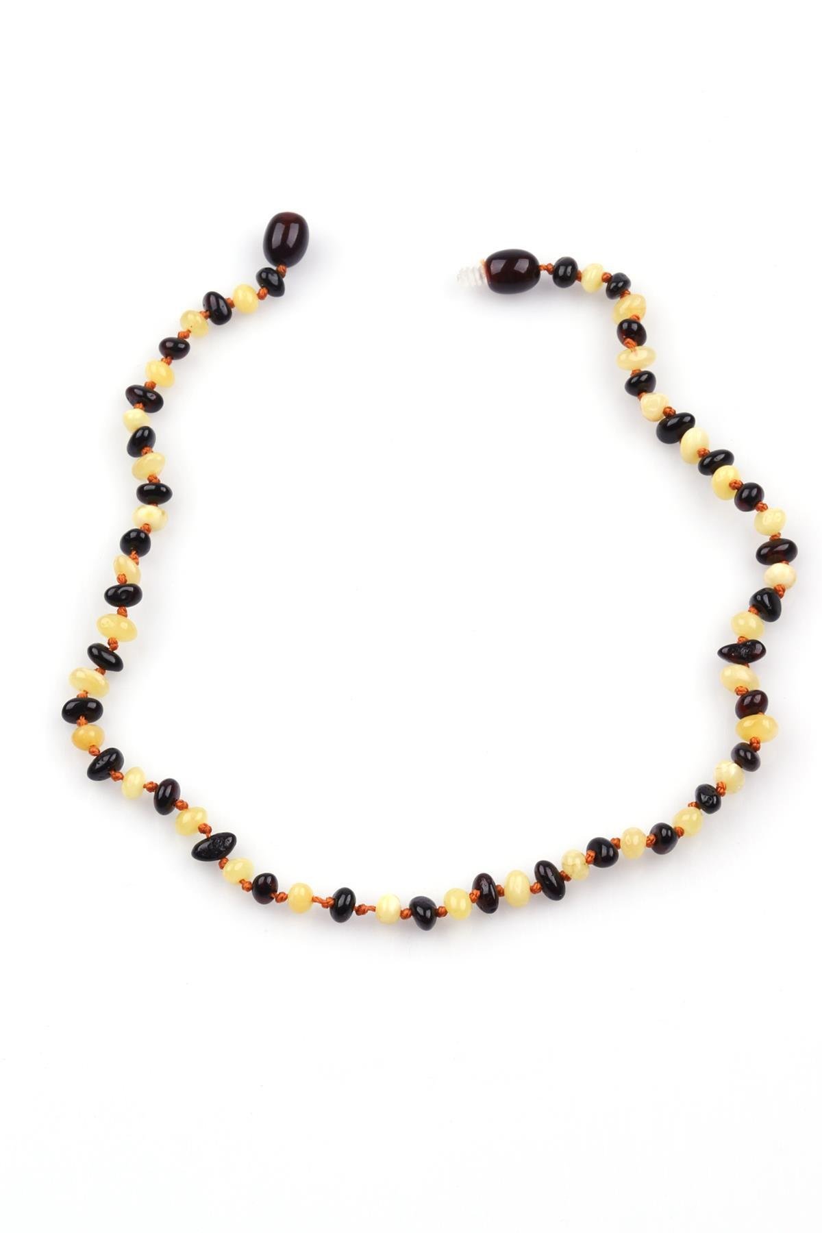 Gros plan sur les perles d’ambre, longueur 30 cm.
