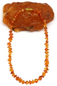 Collier d’ambre naturel goutte pour bébé, vue de face.