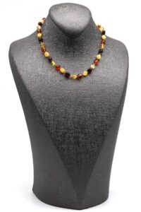 Gros plan sur les perles d’ambre, longueur 33 cm.