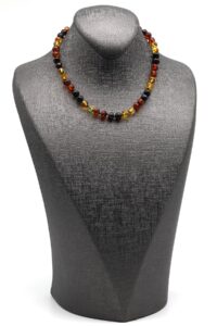 Détail rapproché des perles du collier en ambre naturel.