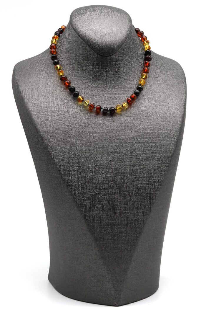 Détail rapproché des perles du collier en ambre naturel.