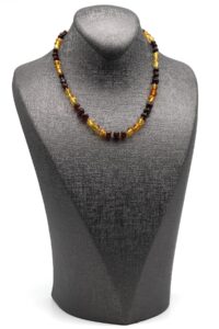Détail rapproché des perles du collier en ambre naturel.