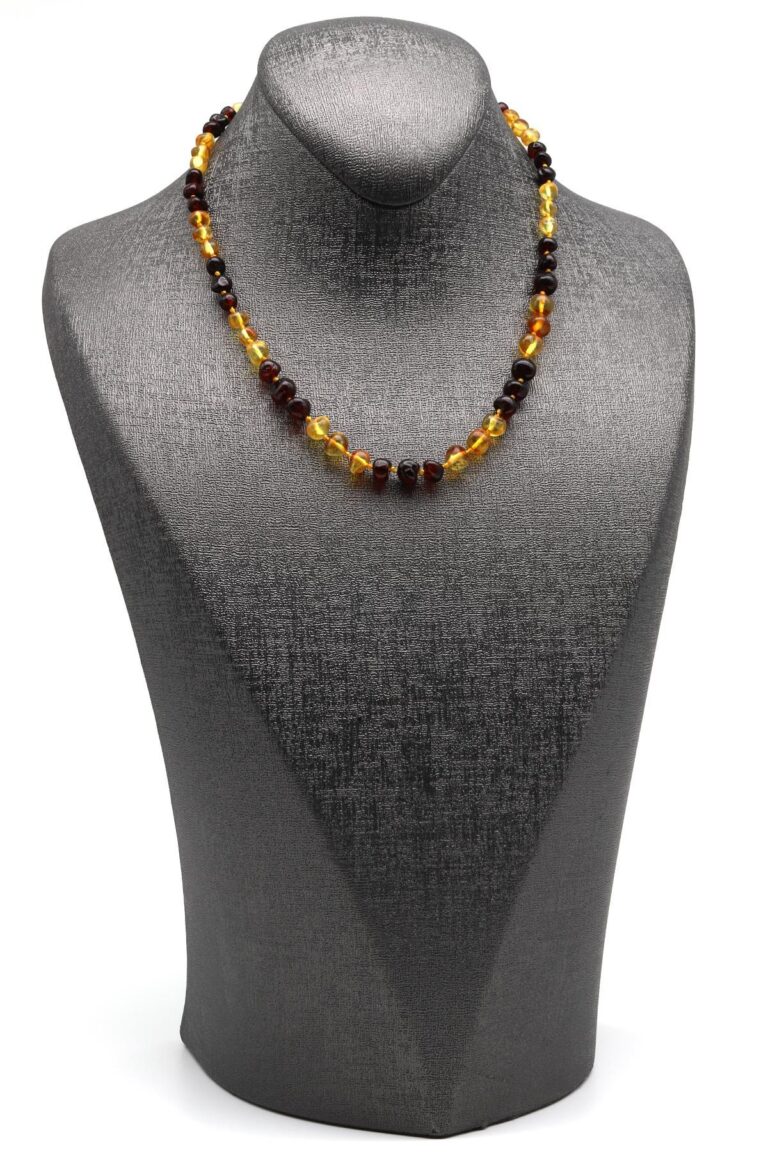 Détail rapproché des perles du collier en ambre naturel.