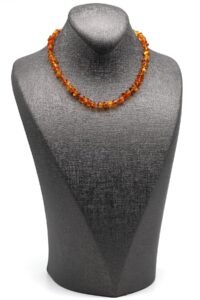 Détail du pendentif en ambre goutte naturel.