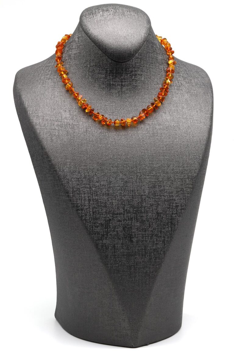 Détail du pendentif en ambre goutte naturel.