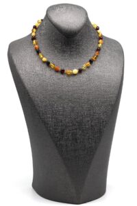 Gros plan sur les perles d’ambre naturel du collier.