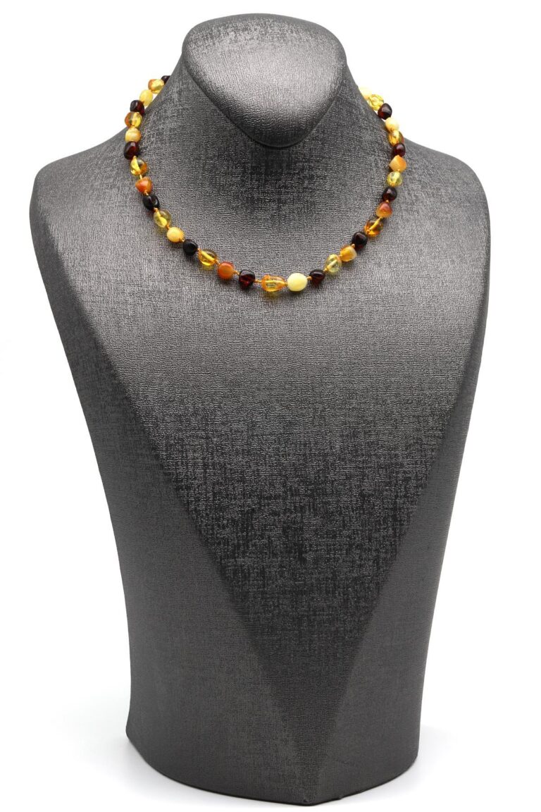 Gros plan sur les perles d’ambre naturel du collier.
