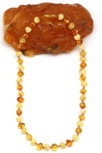Collier d’ambre goutte naturel, longueur 33 cm, vue rapprochée.