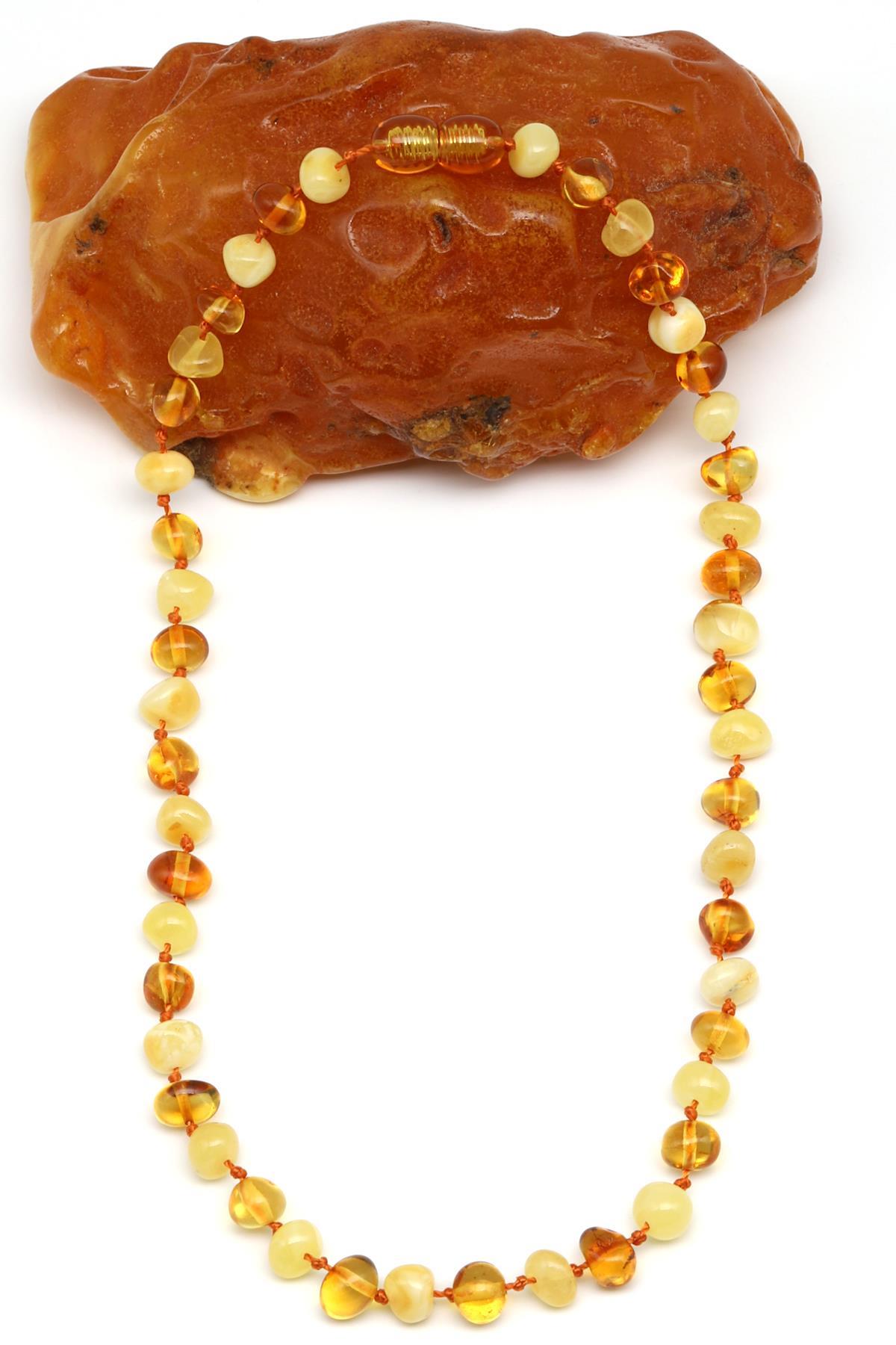 Collier d’ambre goutte naturel, longueur 33 cm, vue rapprochée.