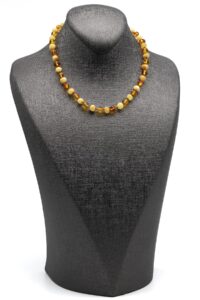 Vue d’ensemble du collier pour bébé en ambre naturel.