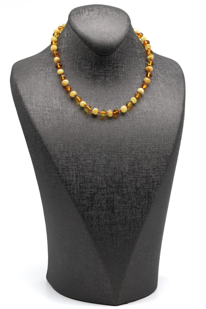 Vue d’ensemble du collier pour bébé en ambre naturel.
