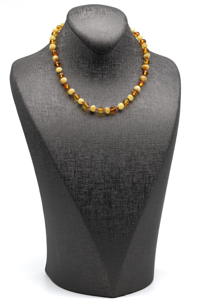 Vue d’ensemble du collier pour bébé en ambre naturel.